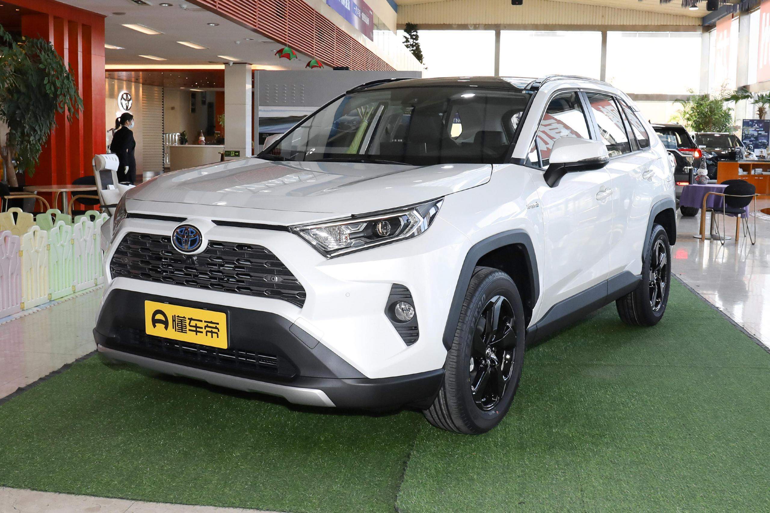 搭配双擎动力系统的紧凑型suv,全新rav4荣放-奇点