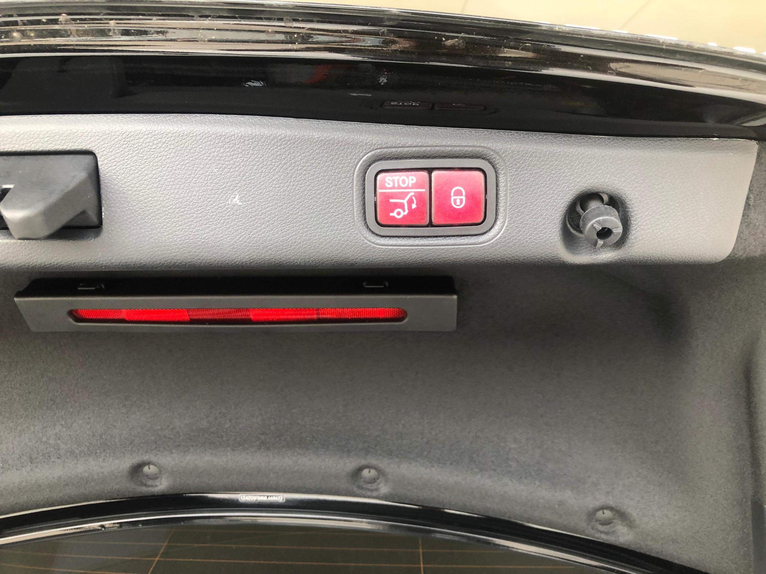 奔驰E350eL安装电动尾门怎么开启？按遥控钥匙，多种开关方式，提升用车体验-奇点