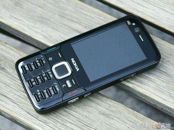 2009年6月,諾基亞發佈了一款基於linux平臺的通訊產品 nokia n900,之