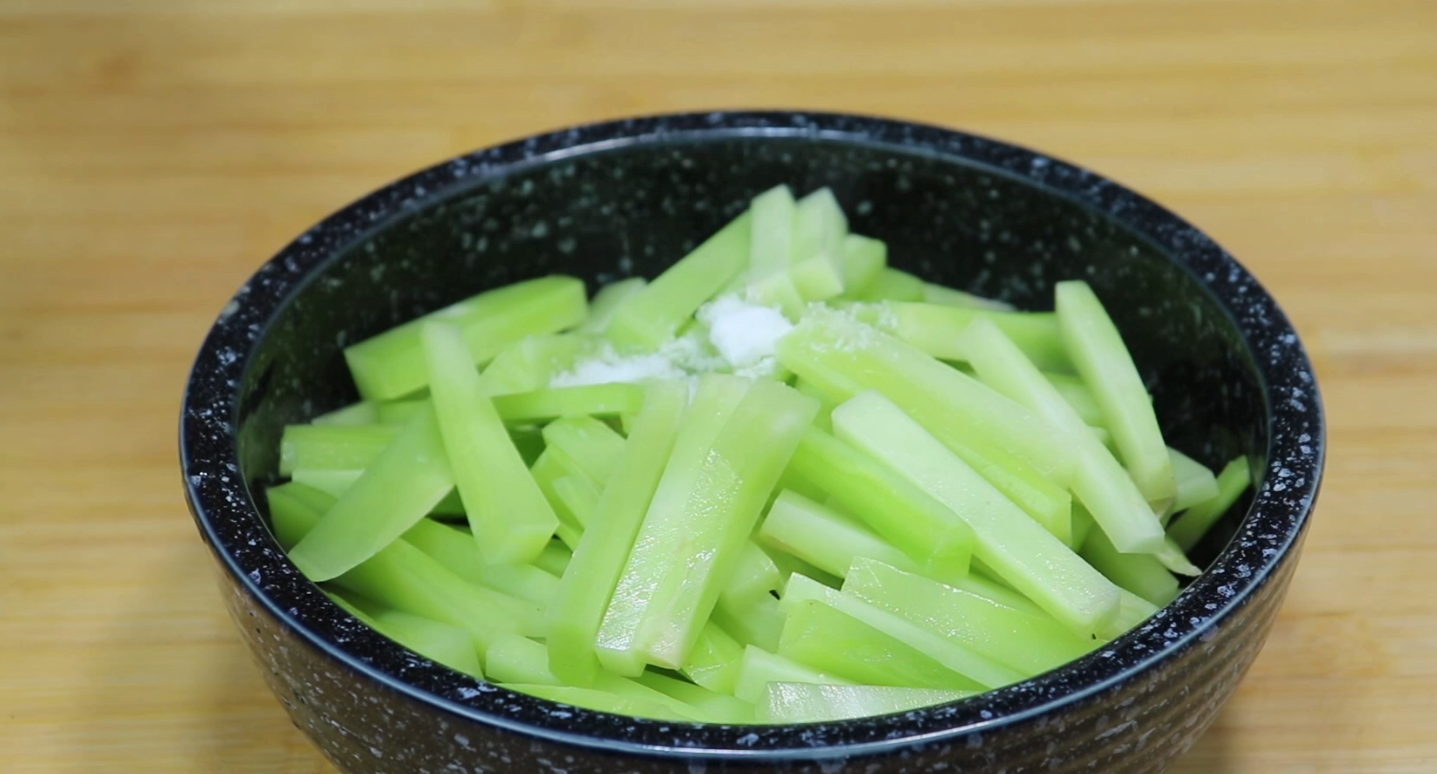 這才是萵筍最好吃的做法,不炒不煮,比吃肉還香-奇點