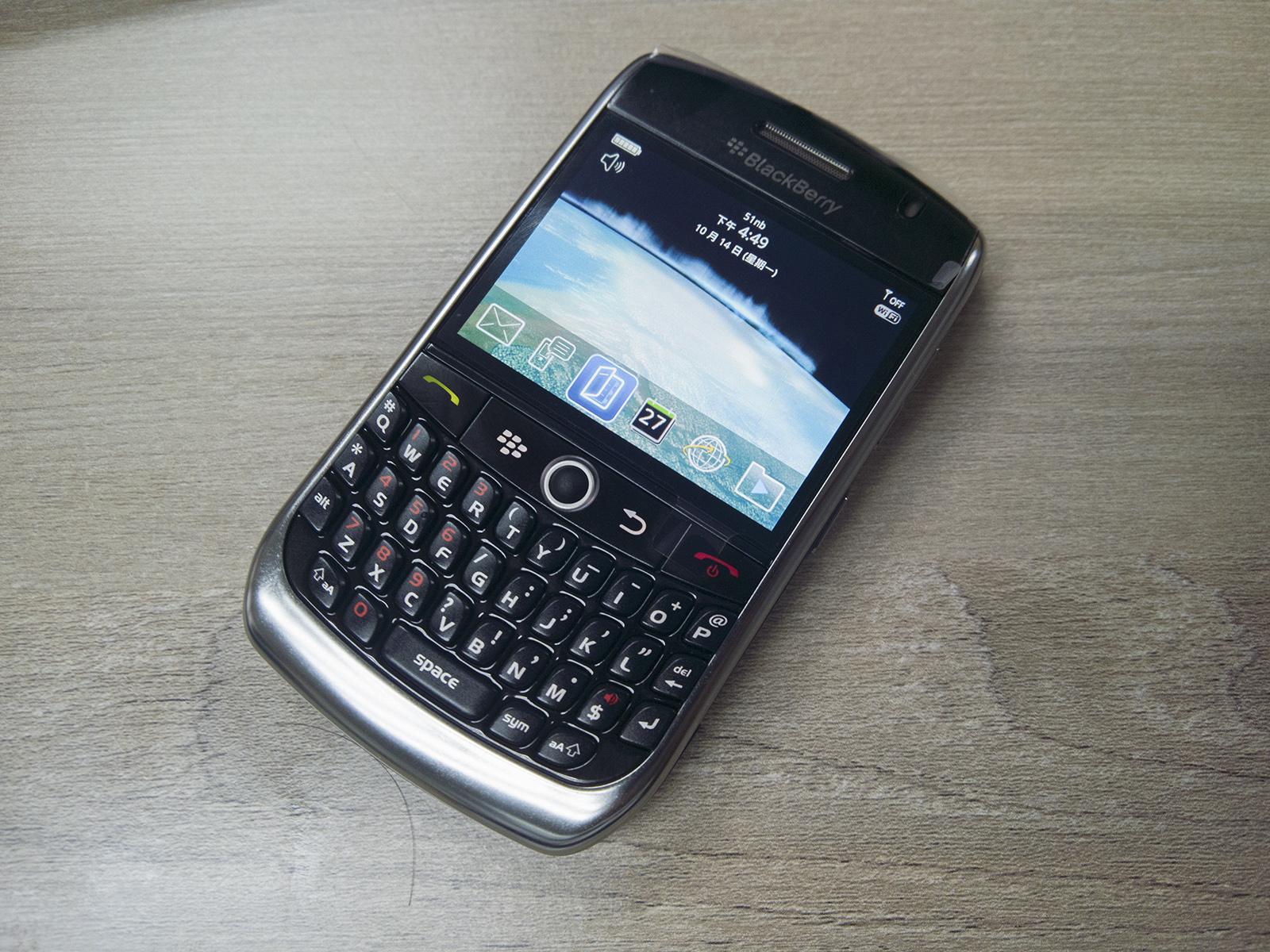 黑莓 curve 8900一款固执的全键盘商务手机,外观和配置如何?